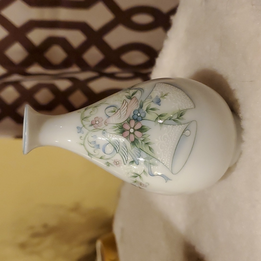 Vtg. Noritake Japan detailed  wedding vase pink blue